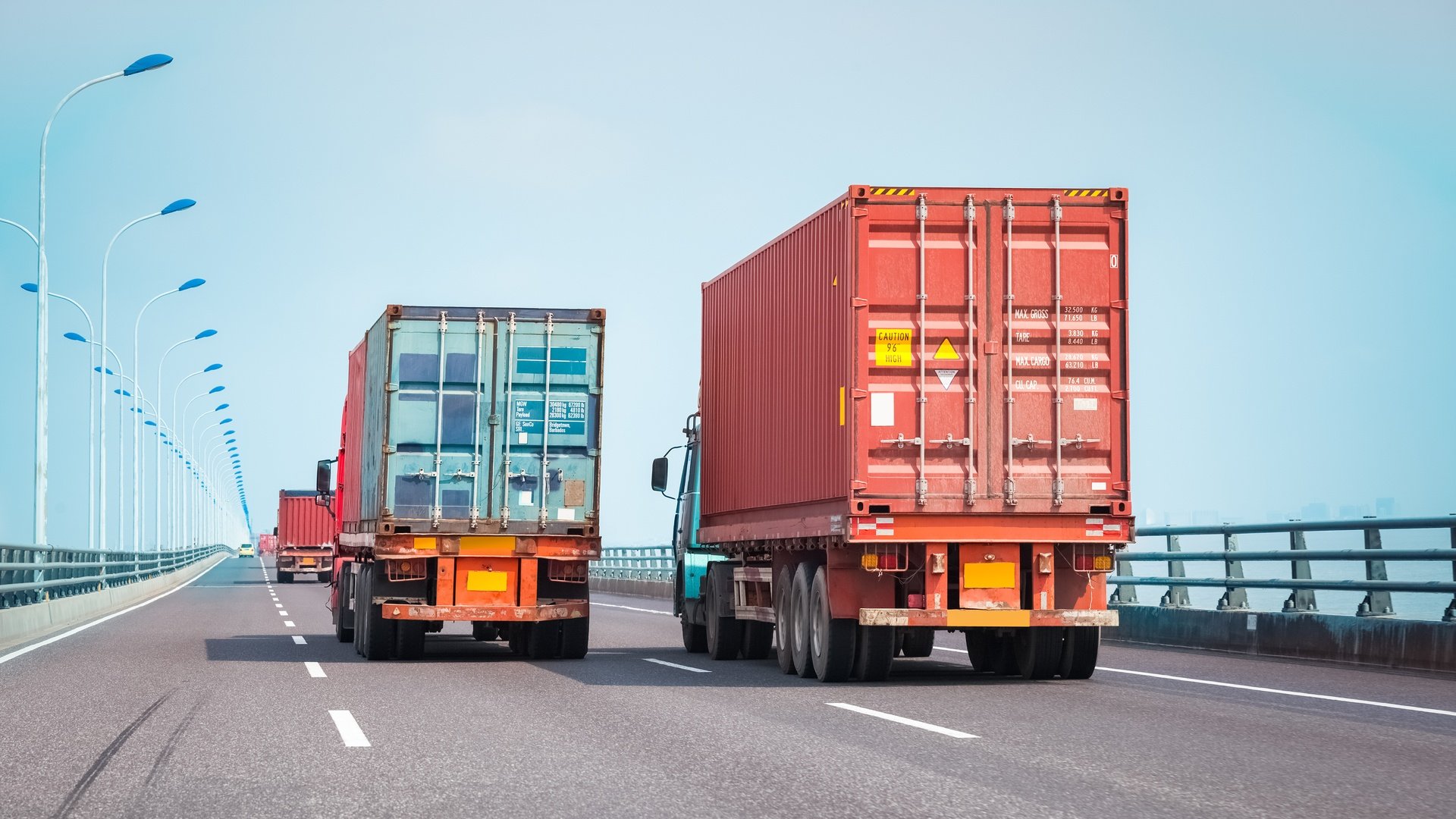 Comparing Truckload vs Intermodal: 11 Differences Shippers Should Know